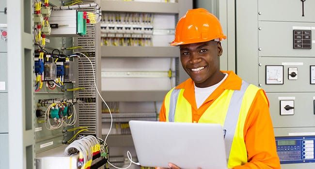 L’électrotechnique est aujourd’hui au cœur des enjeux modernes : automatisation, énergie, sécurité, performance industrielle. Dans cet univers exigeant, l’électrotechnicien joue un rôle central. Il conçoit, installe, entretient et optimise les systèmes électriques complexes utilisés dans de nombreux secteurs